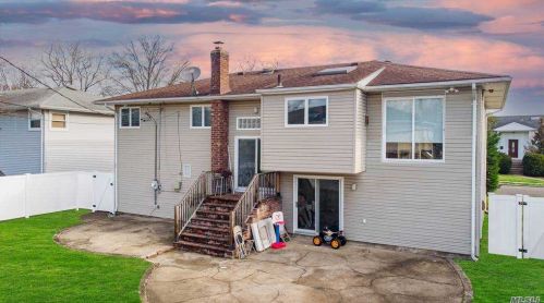 717 Eagle Dr, Valley Stream NY 11581-3539 exterior