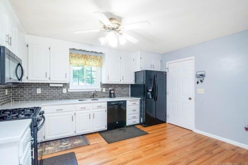 13 Gaylord Rd, Windsor Locks CT 06096-2815 exterior