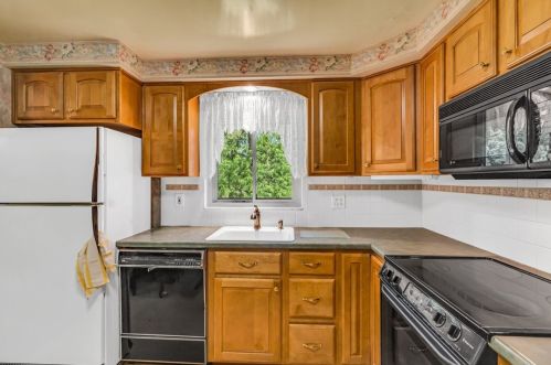 699 Fruithurst Dr, Pittsburgh PA 15228-2534 exterior