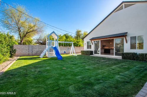 4239 42nd St, Phoenix AZ  85018-4207 exterior