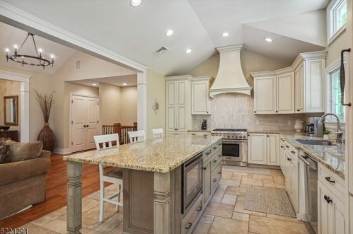 61 Webster Dr, Berkeley Heights NJ 07922-2028 exterior