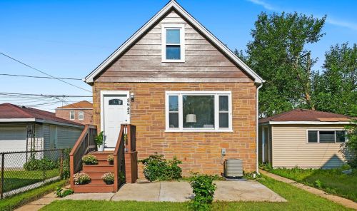 8642 Kingston Ave, Chicago IL  60617-2439 exterior