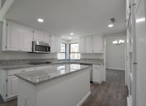 2103 Bristol Park Cir, Turlock CA  95382-2965 exterior