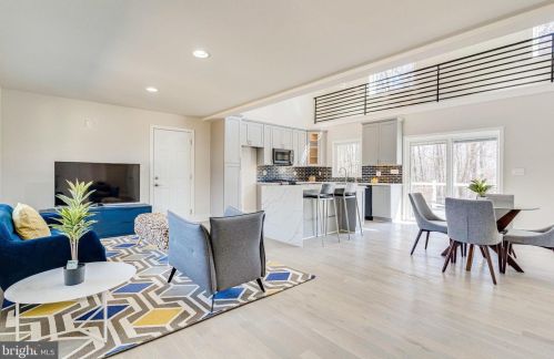 3445 Little Hunting Crk Dr, Alexandria VA 22309-1923 exterior