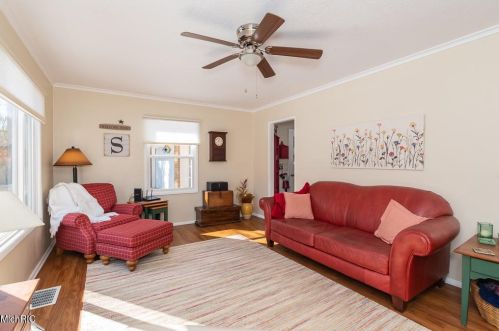 4250 Pembrook St, Kalamazoo, MI 49008-3204