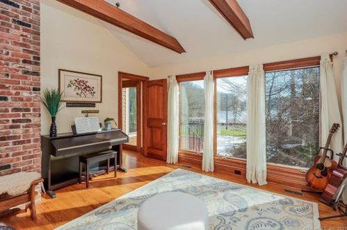 303 Mamanasco Rd, Ridgefield CT 06877-2425 exterior