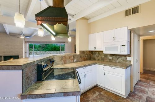 6882 Casas Adobes Dr, Tucson AZ 85704-6126 exterior