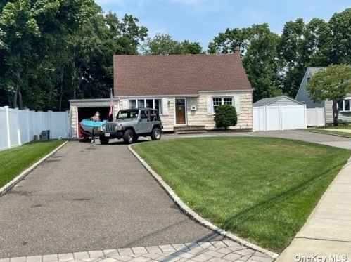 557 18th St, Babylon, NY 11704-2205