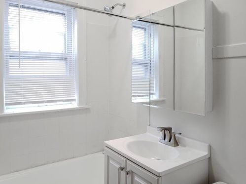 8516 Bennett Ave, Chicago IL 60649-4007 exterior