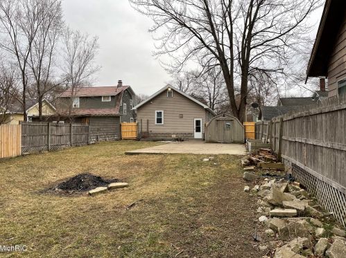 684 Isabella Ave, Meskegon MI 49442-4047 exterior