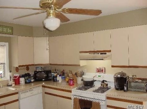 243 Crombie St, Huntington Station, NY 11746-1505