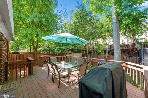 1712 Oakcrest Dr, Alexandria VA 22302-2336 exterior