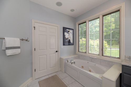 952 Eagle Lk Dr, Kalamazoo MI 49009-8429 exterior