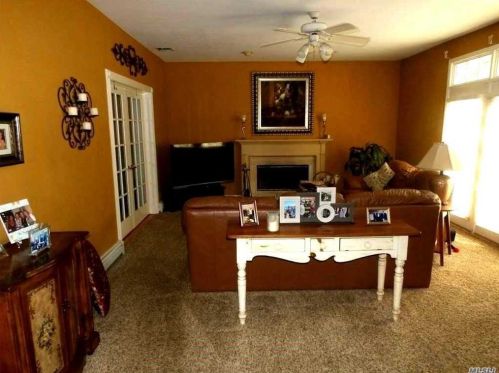 32 Pheasant Run Ln, Huntington Station NY 11746-8142 exterior