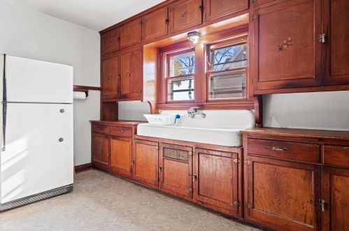 5945 40, Milwaukee WI 53208-3745 exterior