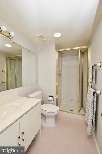 5902 Mount Eagle Dr, Alexandria VA 22303-2513 exterior