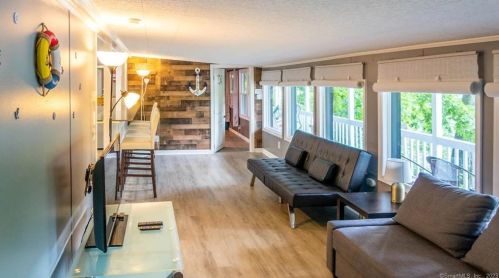 236 Roosevelt Dr, Seymour CT 06483-2118 exterior