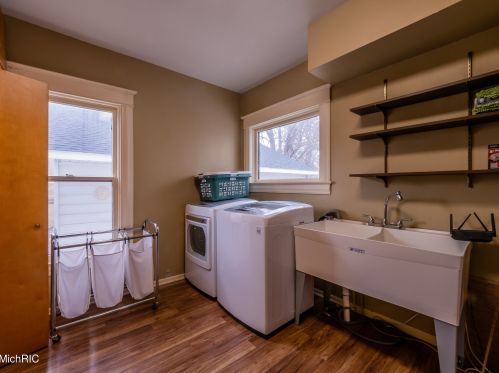 320 Elizabeth St, Sylvan Beach MI 49461-1311 exterior