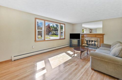 25 Buchanan Rd, Enfield CT 06082-5330 exterior