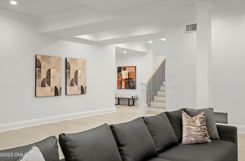 32 Meadowcroft Ln, Greenwich CT 06830-3823 exterior