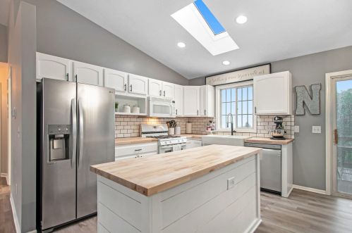 340 Riverwood Dr, Middlevle MI  49333-9092 exterior