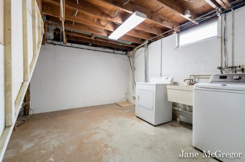 1305 Poulson Rd, Meskegon MI 49445-2532 exterior