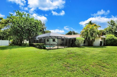 5709 Eagle Dr, Fort Pierce FL 34951-2322 exterior