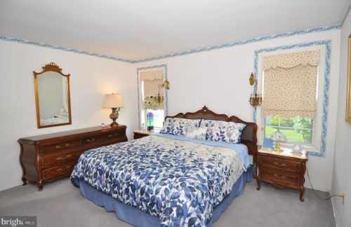 5 Meadowwood Ct, Columbus NJ 08022-1026 exterior