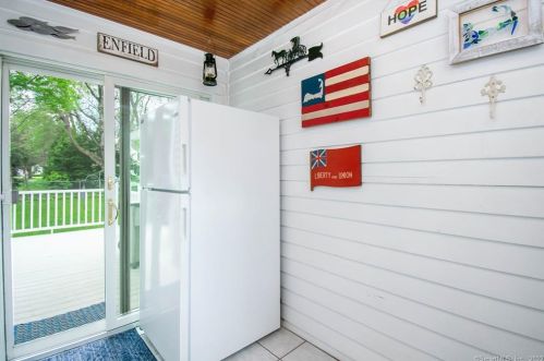 9 Allen St, Enfield CT 06082-4715 exterior