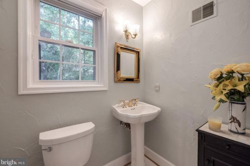 1621 Linway Park Dr, Mc Lean VA 22101-4149 exterior