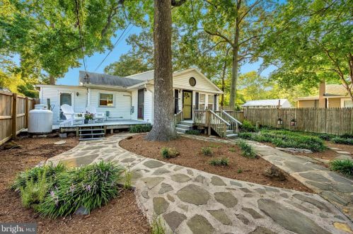 1740 Chesapeake Dr, Edgewater, MD 21037-2323