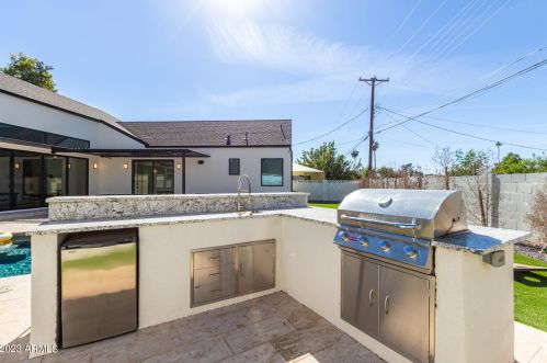 3118 42nd St, Phoenix AZ  85018-6418 exterior