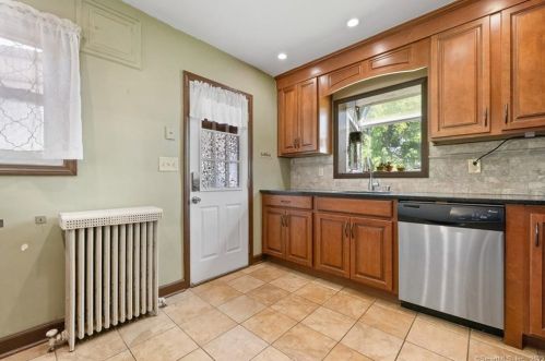 33 Deerfield Dr, Manchester CT 06040-3819 exterior