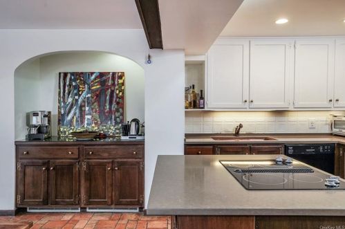 6 Half Mile Rd, Armonk NY exterior