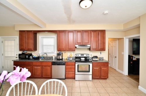 2 Morton St, Taunton MA 02780-3035 exterior