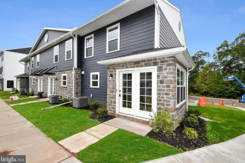 161 High Pointe Dr, Hummelstown, PA 17036