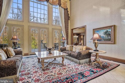 896 Alvermar Rdg Dr, Mc Lean VA 22102-1439 exterior