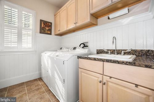 1493 Evans Farm Dr, Mc Lean VA 22101-5656 exterior