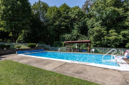 220 Coraopolis Rd, Moon Twp PA 15108-4038 exterior