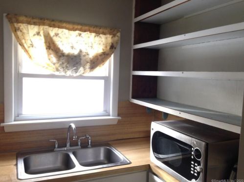 87 St, Windsor CT 06095-2408 exterior