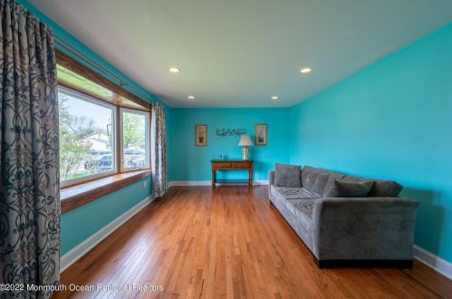 22 Plafsky Dr, Edison NJ 08817-2239 exterior