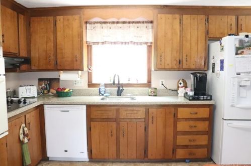 8 Sparkle St, Enfield CT 06082-5618 exterior