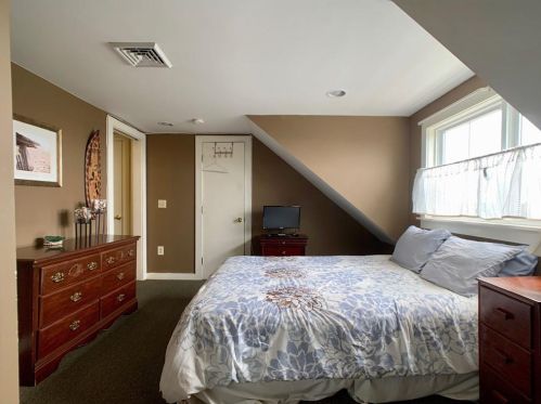 25 Briarwood Ave, Middletown RI 02842-5805 exterior