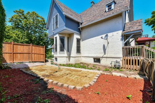 2315 Oakland Ave, Milwaukee, WI 53211-4323