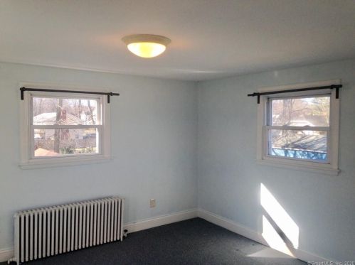 87 St, Windsor CT 06095-2408 exterior