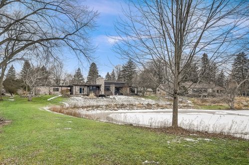 8660 Kildeer Ct, Milwaukee WI 53209-1320 exterior