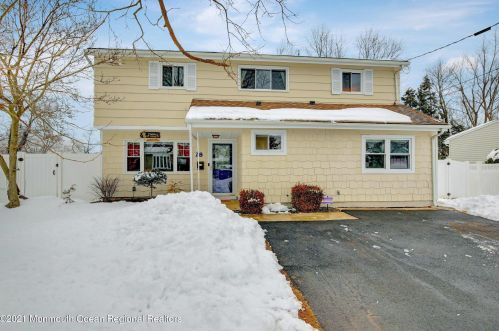 28 Alpha Ave, Old Bridge, NJ 08857-2210
