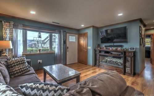 10 Cornflower Dr, Milford CT 06460-6974 exterior