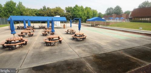 5 Meadowwood Ct, Columbus NJ 08022-1026 exterior