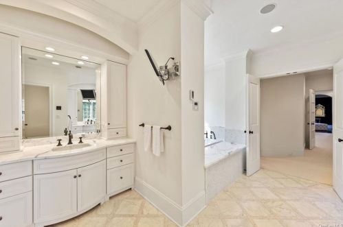 33 Sarles St, Armonk NY 10504-1229 exterior